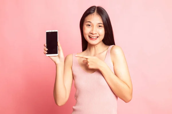 Jeune Femme Asiatique Excitée Pointent Vers Téléphone Mobile Sur Fond — Photo