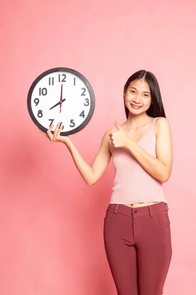 Joven Mujer Asiática Pulgares Arriba Con Reloj Sobre Fondo Rosa —  Fotos de Stock