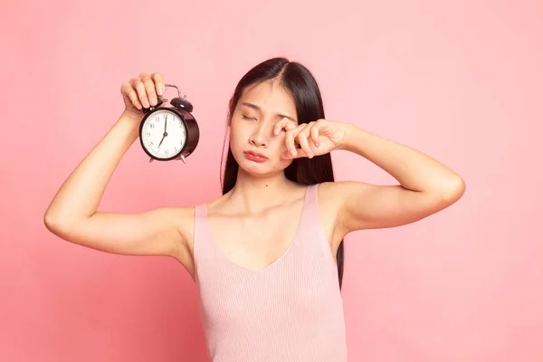 Sleepy Joven Mujer Asiática Con Reloj Mañana Sobre Fondo Rosa —  Fotos de Stock