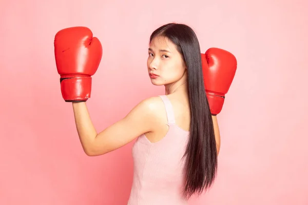 Joven Mujer Asiática Con Guantes Boxeo Rojos Sobre Fondo Rosa —  Fotos de Stock