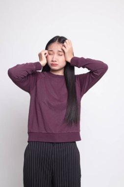 Genç Asyalı kadın hasta ve baş ağrısı beyaz arka plan üzerinde var