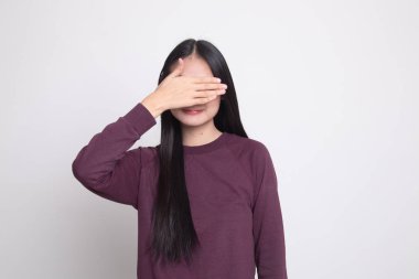 Genç Asyalı kadın gözleri beyaz arka plan üzerinde el ile kapatın