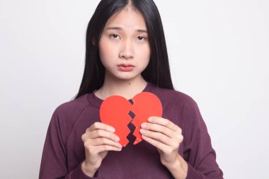 Beyaz arka plan üzerinde kırık kalpli güzel genç Asyalı kadın