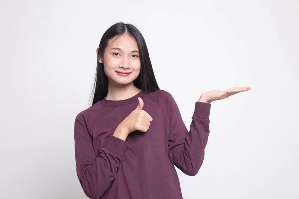 Vacker Ung Asiatisk Kvinna Punkt Till Palm Handen Vit Bakgrund — Stockfoto