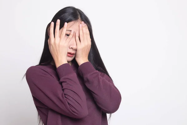 Hermosa Mujer Asiática Joven Mirando Través Los Dedos Sobre Fondo —  Fotos de Stock