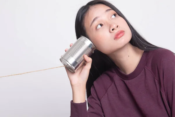 Mladá Asijská Žena Tin Can Telefon Bílém Pozadí — Stock fotografie