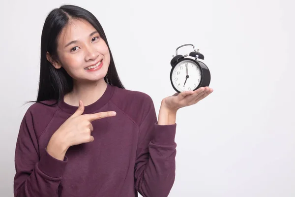 Joven Mujer Asiática Apuntan Reloj Sobre Fondo Blanco — Foto de Stock