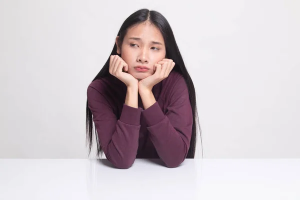 白い背景の悲しい感情とアジアの女の子 — ストック写真