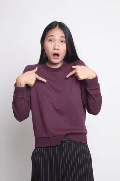 Jovem Mulher Asiática Apontar Para Mesma Perguntar Por Que Fundo — Fotografia de Stock