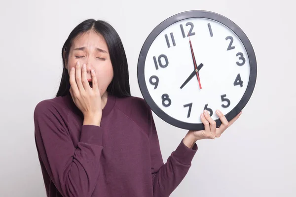 Sonolento Jovem Mulher Asiática Com Relógio Manhã Fundo Branco — Fotografia de Stock