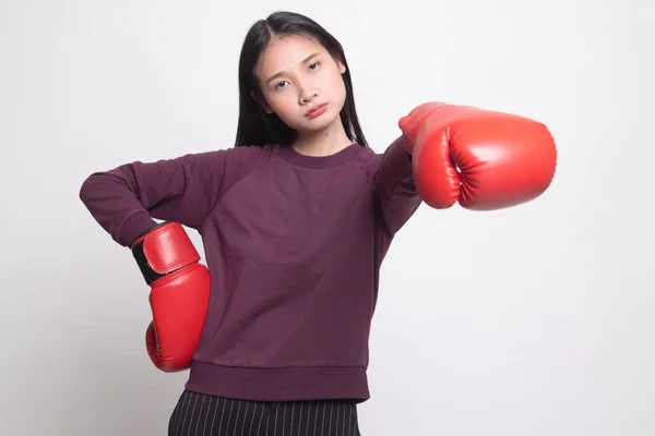 Jonge Aziatische Vrouw Met Rode Bokshandschoenen Witte Achtergrond — Stockfoto