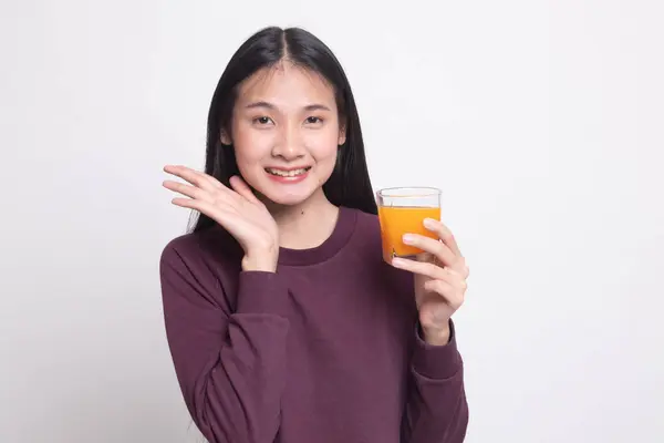 Glücklich Junge Asiatische Frau Trinken Orangensaft Auf Weißem Hintergrund — Stockfoto