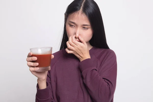 Ung Asiatisk Kvinna Hatar Tomatjuice Vit Bakgrund — Stockfoto