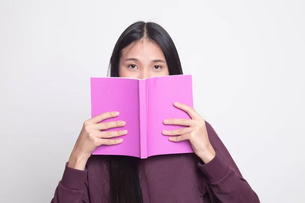 Junge Asiatische Frau Mit Einem Bucheinband Ihr Gesicht Auf Weißem — Stockfoto