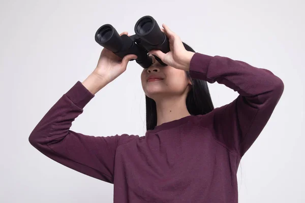 Giovane Donna Asiatica Con Binocolo Sfondo Bianco — Foto Stock