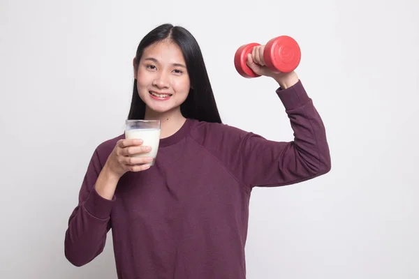 Gesunde Asiatische Frau Trinkt Ein Glas Milch Und Hantel Auf — Stockfoto