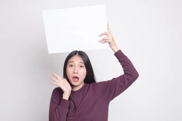 Jonge Aziatische Vrouw Verrassen Met Witte Leeg Bord Witte Achtergrond — Stockfoto