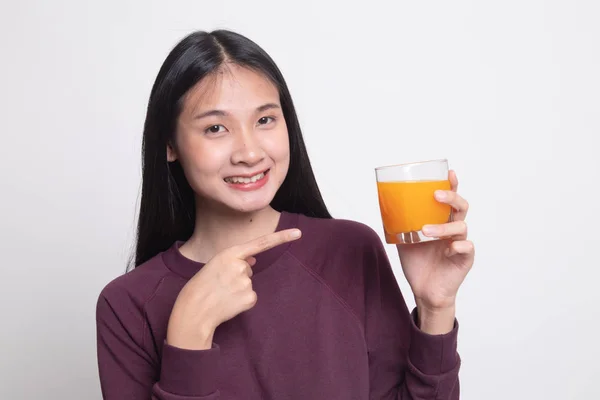 Junge Asiatische Frau Zeigt Auf Orangensaft Auf Weißem Hintergrund — Stockfoto