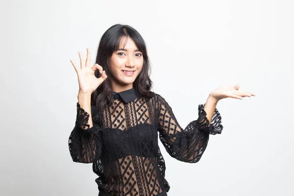 아름 다운 젊은 아시아 여성 팜 손과 확인 기호 표시. — 스톡 사진
