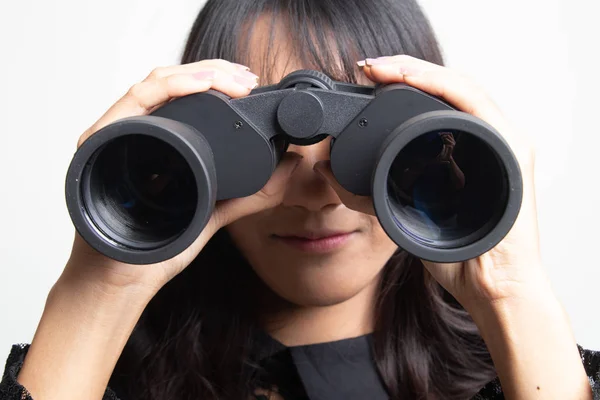 Giovane donna asiatica con binocolo . — Foto Stock