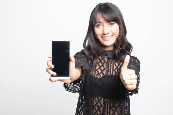 Giovane asiatico donna spettacolo pollice su con cellulare . — Foto Stock