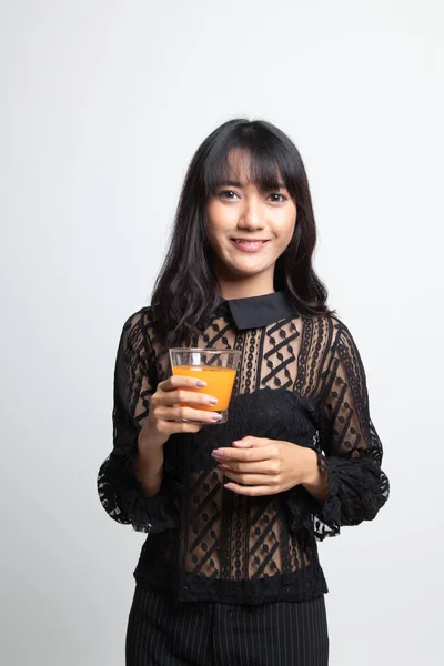 若いアジア女性ドリンク オレンジ ジュース. — ストック写真