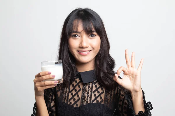牛乳を飲んで健康なアジア女性 Ok の標識を表示します。. — ストック写真