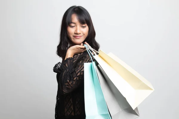 Ung asiatisk kvinna nöjd med shopping väska. — Stockfoto