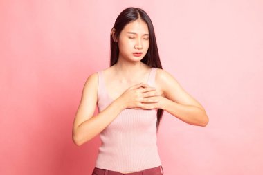 Genç Asyalı kadın göğsünde ağrı var..