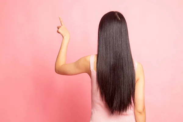 Terug van Aziatische vrouw aanraken van het scherm met haar vinger. — Stockfoto