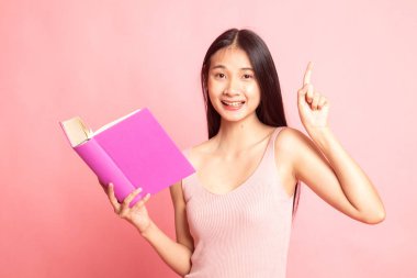 Genç Asyalı kadın bir kitap ile bir fikir var.