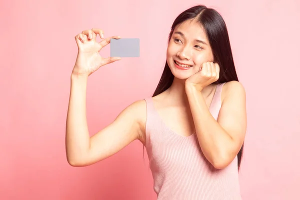 Feliz joven asiática mujer con una tarjeta en blanco . — Foto de Stock