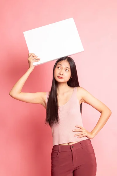 Mladá asijská žena s bílým prázdný znak. — Stock fotografie