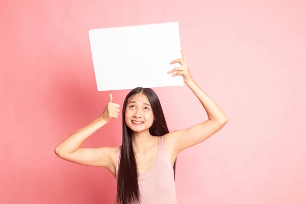 Молоді азіатські жінки показують, великі пальці з білим пусті знак. — стокове фото