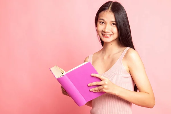 Ung asiatisk kvinna med en bok. — Stockfoto
