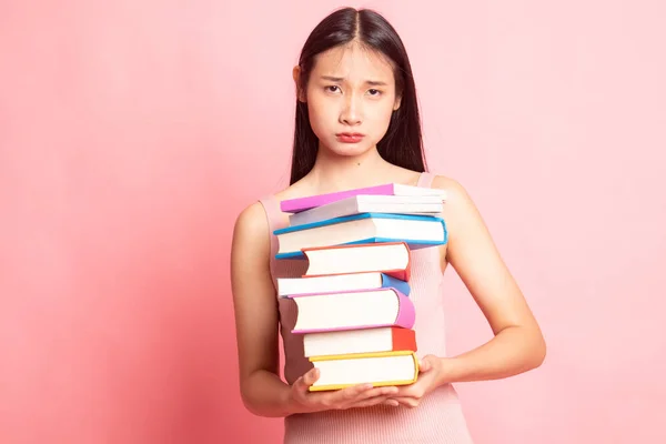 Unglückliche junge asiatische Frau studiert mit May-Büchern. — Stockfoto