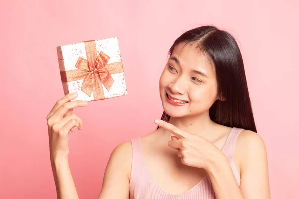 Giovane donna asiatica con una scatola regalo . — Foto Stock