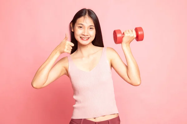 Saludable mujer asiática pulgares arriba con mancuernas . — Foto de Stock