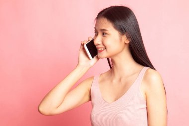 Cep telefonu ile konuşurken genç Asyalı kadın.