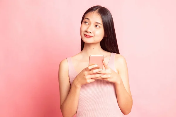 Jeune femme asiatique avec téléphone mobile. — Photo