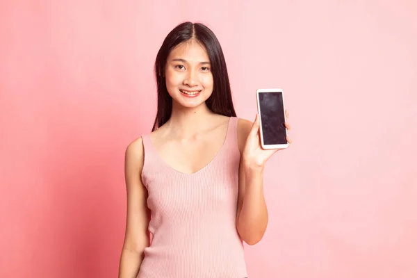 Jeune femme asiatique avec téléphone mobile. — Photo