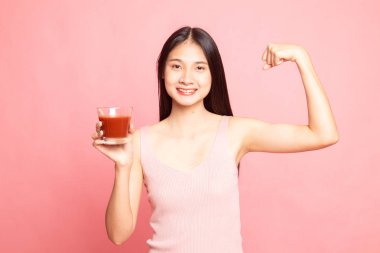 Domates suyu ile güçlü sağlıklı Asyalı kadın.
