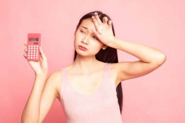 Asyalı kadın hesap makinesi ile ağrıyor.