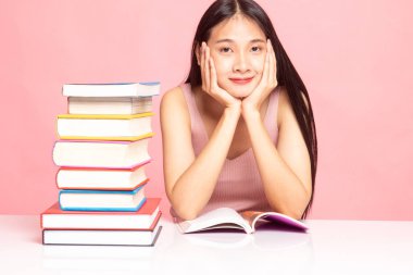 Genç Asyalı kadın kitapları tablo ile bir kitap okumak.