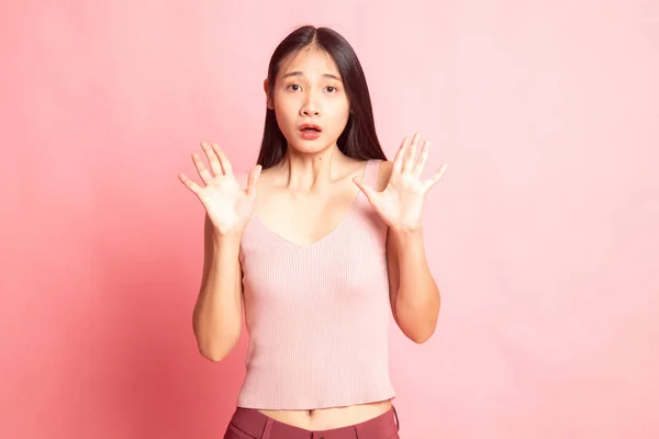 Geschokt jonge Aziatische vrouw. — Stockfoto