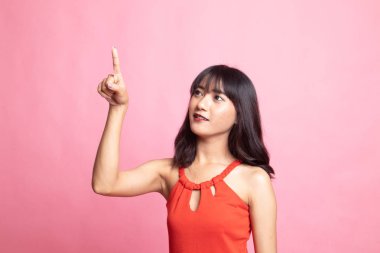 Asyalı kadın parmak ile ekranın dokunmadan.