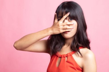 Güzel genç Asyalı kadın parmaklarının arasından dikizliyor..