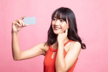 Boş bir kart ile mutlu genç Asyalı kadın.