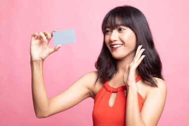 Genç Asyalı kadın ile boş kartı mutlu.