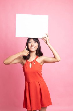 Genç Asyalı kadın ortaya başparmak ile beyaz boş işareti.